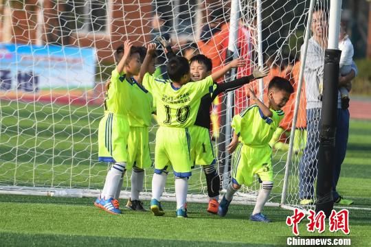 湖南首届幼儿足球趣味运动会 百位萌娃亮球技