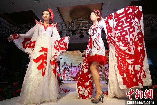 传统剪纸艺术服饰成模特走秀新宠 - 中国文化