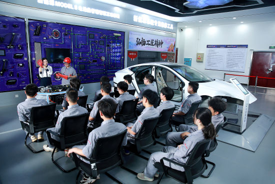 资料图:正在上实训课的湖南工业职业技术学院学生. 湖南工业职院供图